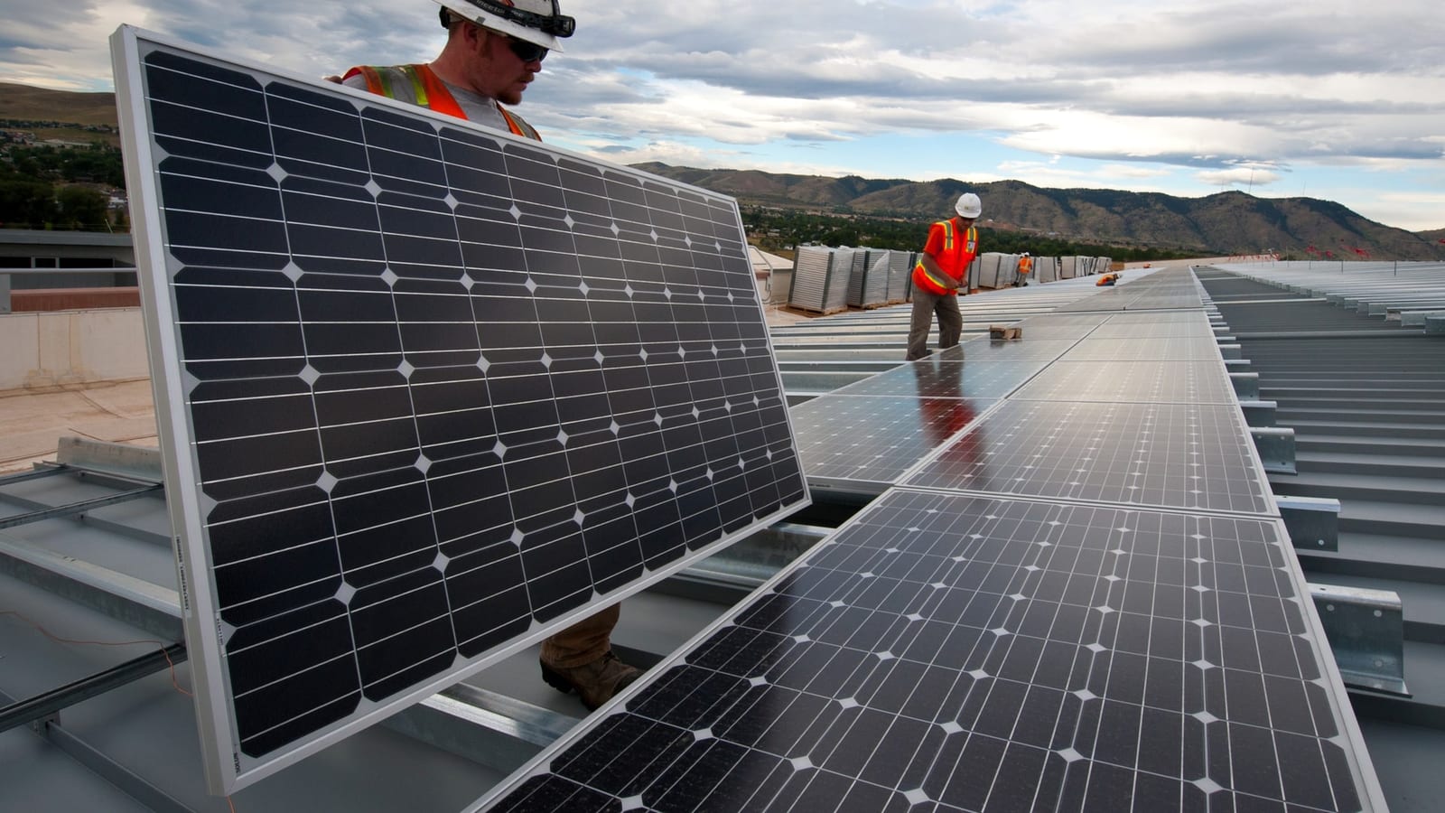 T1 Energy (TE) leads a solar stock rally on a looming Chinese inverter ban